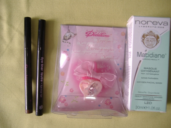 [/Img]<br>
<br>
Reste que <br>
- liner feutre noir réserve naturelle neuf juste essayer sur ma mains<br>
- liner Feutre marron réserve naturelle neuf juste essayer sur ma mains<br>
<br>
- serviette rafraîchissante nocibe pas sur la photo<br>
<br>
- fixateur de maquillage Yves rocher utiliser 2 fois pas sur photo<br>
<br>
<span style=