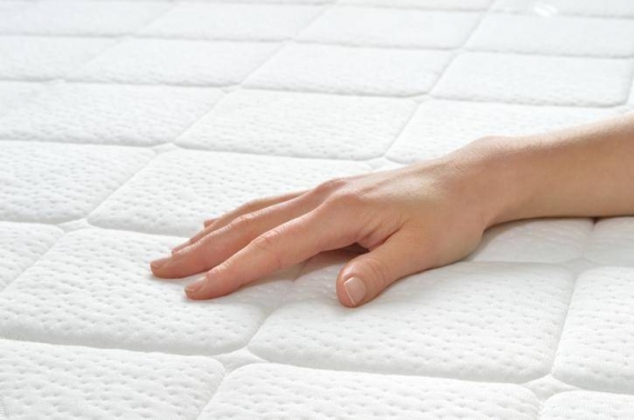 main sur le matelas