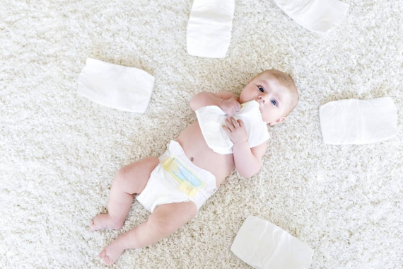 bébé en couche