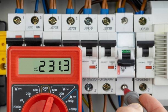 mesure variation tension multimètre surconsommation facture