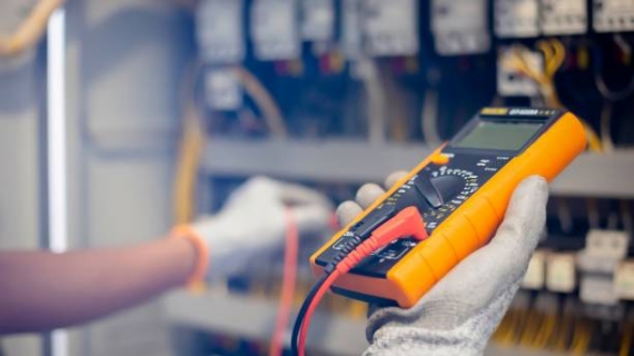 mesure tension électrique multimètre